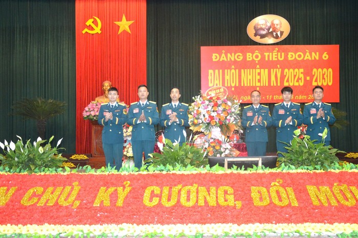 Tuổi trẻ Đoàn cơ sở Tiểu đoàn tặng lãng hoa chúc mừng Đại hội. z6592733833450_5f0cc2ced5e1bfa5c4671369be91642f.jpg