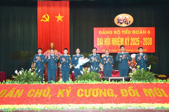 Thủ trưởng Học viện tặng hoa chúc mừng Ban Chấp hành Đảng bộ Tiểu đoàn nhiệm kỳ 2025 - 2030 và Đoàn đại biểu đi dự Đại hội đại biểu Đảng bộ Học viện lần thứ VI z6592734219890_4fb068f168ca85a71af64f4554521428.jpg