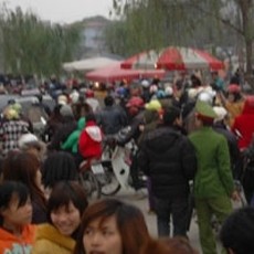 Nhiều người dân hiếu kỳ đến xem hiện trường vụ việc