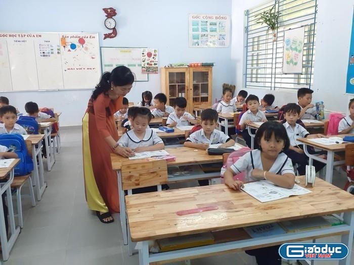 Giáo viên tiểu học phải dành nhiều thời gian chăm sóc học sinh hơn (Ảnh tác giả) gdvn-minhhoa-giaoduc-net-vn-8741-8927-1399.jpg