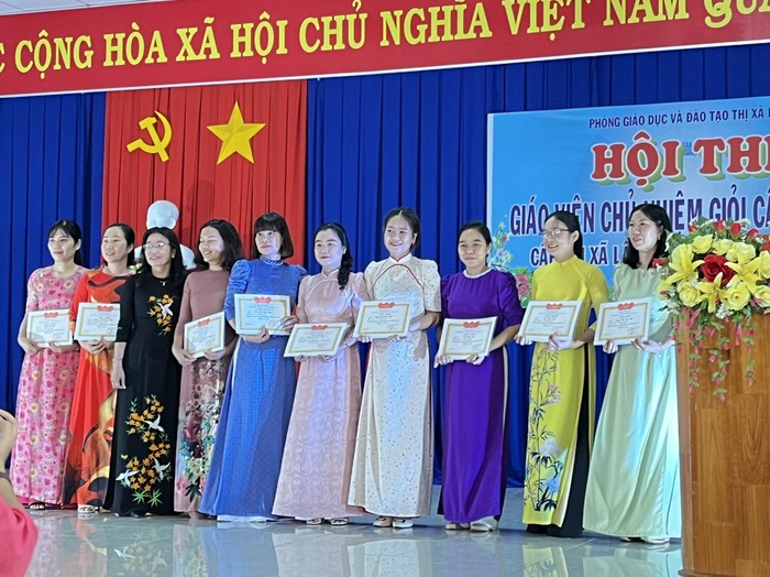 Giáo viên đạt giải xuất sắc (Ảnh tác giả) HÌNH GVXS.jpg