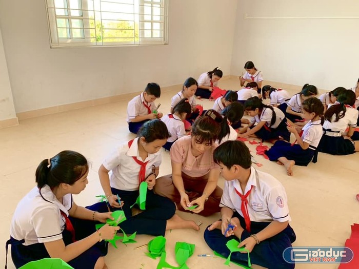 Giáo viên và học sinh trong một hoạt động ngoài giờ. gdvn-gv và hs.jpg