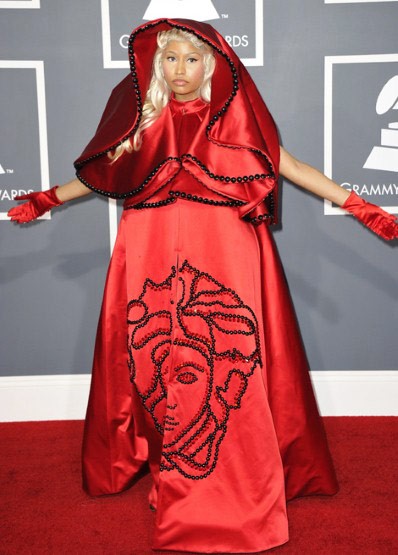 Nicki Minaj làm nữ tu sĩ đỏ kỳ dị
