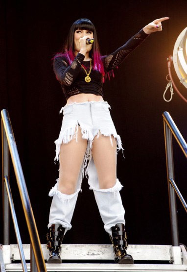Jessie J nghịch ngợm với jeans rách te tua