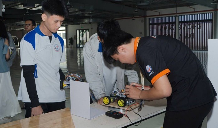 Chấp nhận rủi ro trong nghiên cứu sẽ góp phần định hình và chuẩn hóa giai đoạn phát triển trung gian, là cầu nối giữa nghiên cứu cơ bản và ứng dụng thực tiễn. Ảnh minh họa: website Trường Đại học Sư phạm Kỹ thuật Thành phố Hồ Chí Minh 495152045_1144645711036132_4322525028128253122_n.jpg