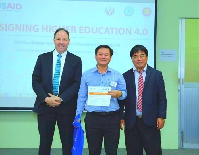 Phó Giáo sư, Tiến sĩ Trương Nguyễn Luân Vũ (ở giữa) - Trưởng khoa Khoa cơ khí chế tạo máy, Trường Đại học Sư phạm kỹ thuật Thành phố Hồ Chí Minh. Ảnh:website nhà trường 56225925_2419487911606514_2566524116509130752_n.jpg