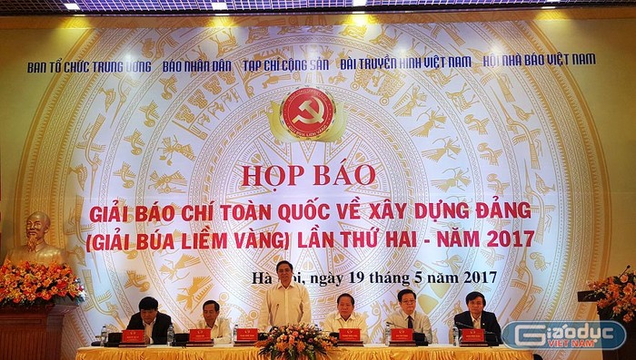 Ông Phạm Minh Chính (đứng) -Trưởng ban Tổ chức Trung ương, Trưởng ban Chỉ đạo giải chủ trì họp báo. (Ảnh: Thùy Linh)