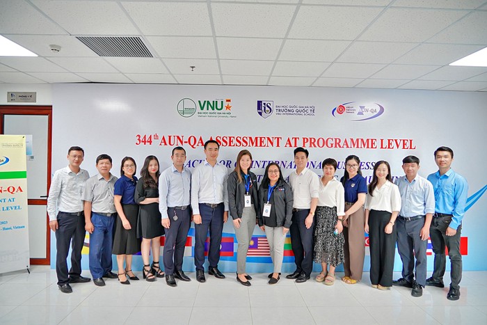 Các chuyên gia kiểm định chất lượng giáo dục AUN-QA sang làm việc tại Trường Quốc tế - Đại học Quốc gia Hà Nội 372731048_689200493243468_3600571531719436145_n.jpg