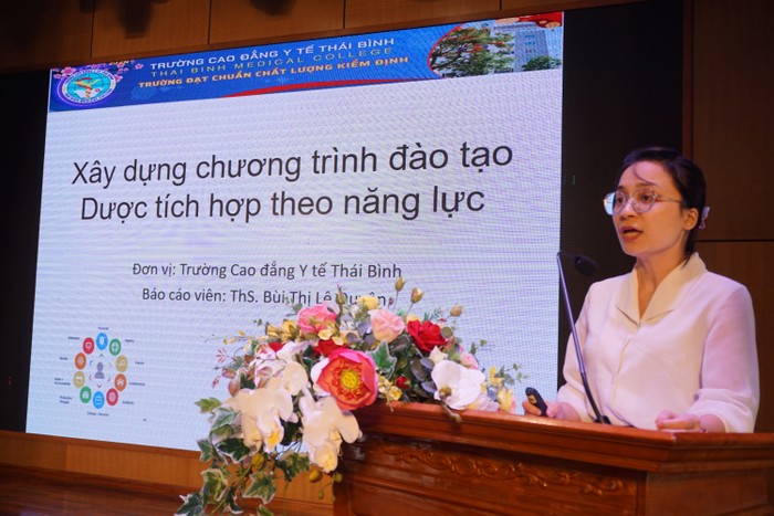 Thạc sỹ Bùi Thị Lệ Quyên – đại diện Trường Cao đẳng Y tế Thái Bình trình bày tham luận tại hội thảo. CĐYT TB.JPG