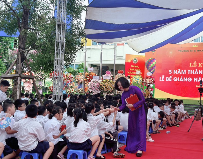 Theo Phó giáo sư, Tiến sĩ Nguyễn Thị Ngân Hoa, niềm hạnh phúc và niềm tự hào lớn nhất của Victoria Thăng Long trong 5 năm qua chính là sự trưởng thành về tâm hồn và trí tuệ của mỗi học sinh dưới mái trường này. 56daa994caec6ab233fd.jpg