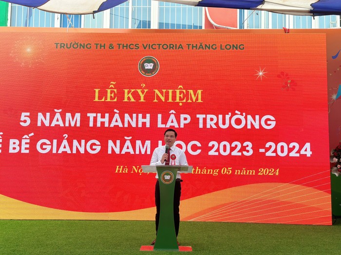 Phó Phòng Giáo dục và Đào tạo huyện Thanh Oai - ông Nguyễn Đức Lượng biểu dương những nỗ lực và cố gắng, tâm huyết lãnh đạo của thầy và trò của Victoria Thăng Long e726ec2f835723097a46.jpg