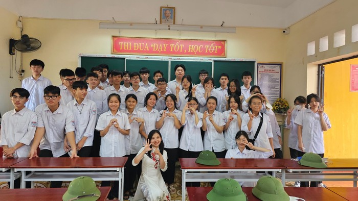Cô Ngọc (áo dài trắng) cùng các học sinh. (Ảnh: NVCC) Anh3.jpg