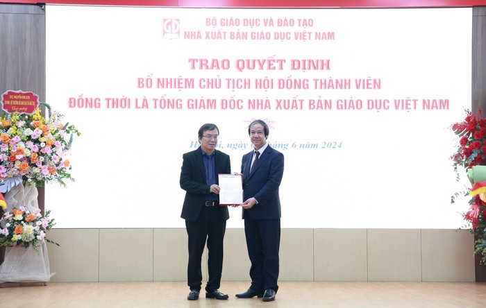 Sáng 7/6, Bộ trưởng Bộ Giáo dục và Đào tạo Nguyễn Kim Sơn trao quyết định bổ nhiệm Chủ tịch Hội đồng thành viên đồng thời là Tổng Giám đốc Nhà xuất bản Giáo dục Việt Nam cho ông Nguyễn Tiến Thanh. 1.jpg