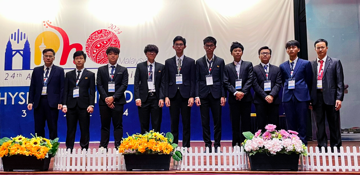 Đội APhO 2024 gồm 2 lãnh đoàn và 8 học sinh gồm GS. Lục Huy Hoàng, em Hà Duyên Phúc, em Nguyễn Thành Duy, em Nguyễn Nhật Minh, em Trần Vũ Lê Hoàng, em Thân Thế Công, em Nguyễn Thế Quân, em Hoàng Tuấn Kiệt, em Trương Phi Hùng và PGS. Đặng Đức Vượng. (từ trái sang phải) image001.png