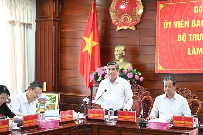 Chủ tịch Ủy ban nhân dân tỉnh Hậu Giang Đồng Văn Thanh trao đổi về khó khăn của giáo dục Hậu Giang (ảnh: Bộ Giáo dục và Đào tạo) 2.jpg
