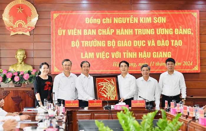 Bộ trưởng Nguyễn Kim Sơn và lãnh đạo tỉnh Hậu Giang chụp ảnh lưu niệm (ảnh: Bộ Giáo dục và Đào tạo) 3.jpg