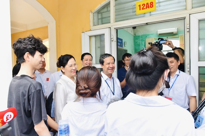 Bộ trưởng Nguyễn Kim Sơn trò chuyện, động viên thí sinh tại điểm thi Trường trung học phổ thông B Duy Tiên, Hà Nam trước giờ vào phòng thi Bộ trưởng trò chuyện, động viên thí sinh tại điểm thi Trường THPT B Duy Tiên, Hà Nam trước giờ vào phòng thi.jpg