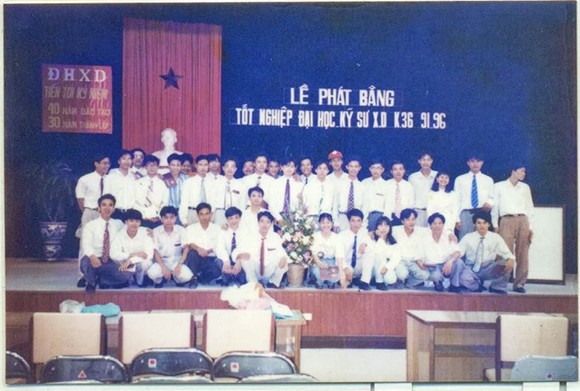 Lễ tốt nghiệp kỹ sư xây dựng của Đại học Xây dựng năm 1996 (ảnh: nguồn Báo Giáo dục thời đại) 1.jpg