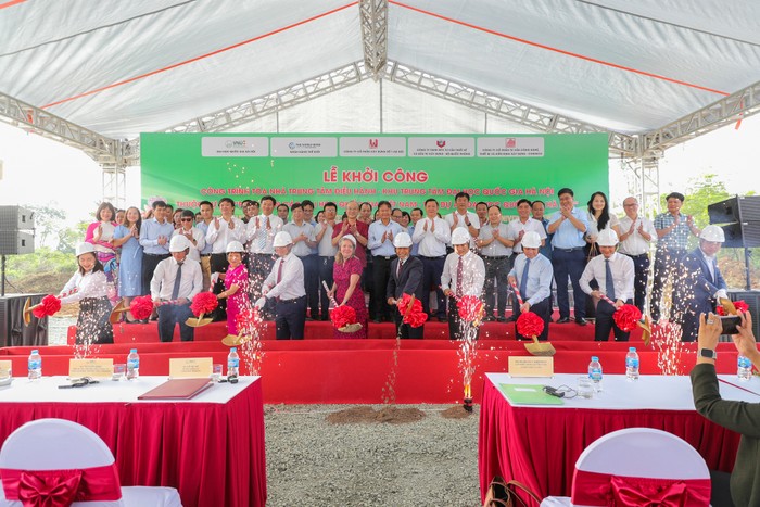 Ban Giám đốc Đại học Quốc gia Hà Nội, đại diện Ngân hàng Thế giới, nhà thầu thi công và lãnh đạo xã Thạch Hòa, huyện Thạch Thất, Hà Nội đã thực hiện nghi thức khởi công. 1.jpg
