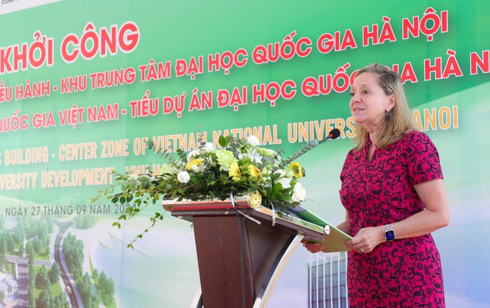 Đại diện Ngân hàng Thế giới, bà Mariam J. Sherman, Giám đốc Quốc gia Ngân hàng Thế giới tại Việt Nam, Campuchia và Lào bày tỏ sự vui mừng khi một trong những công trình thuộc Dự án “Phát triển các đại học quốc gia Việt Nam - Tiểu dự án Đại học Quốc gia Hà Nội” (Dự án World Bank) do Ngân hàng Thế giới cấp vốn tín dụng được khởi công xây dựng 3.jpg
