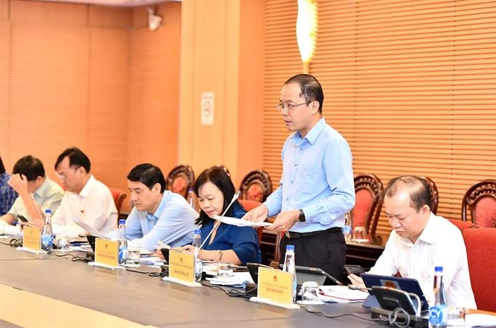 Phó Chủ nhiệm Uỷ ban Văn hoá, Giáo dục của Quốc hội Đinh Công Sỹ trình bày báo cáo đánh giá của Thường trực Uỷ ban 3.jpg