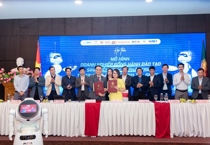 Mô hình Doanh nghiệp đồng hành đào tạo sinh viên Trường Đại học Kinh tế - ĐHQGHN doanh nghiep dong hanh.jpg