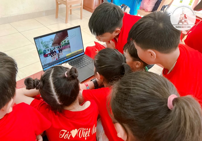 Thầy trò ở ngoài đảo Trường Sa rất hạnh phúc khi xem video thầy Nguyễn Xuân Khang - Chủ tịch Hội đồng trường Marie Curie (Hà Nội) kể cho các MCer nghe về sự ra đời của cổng Trường Sa cùng lời chúc yêu thương gửi tới đảo Trường Sa 2.jpg