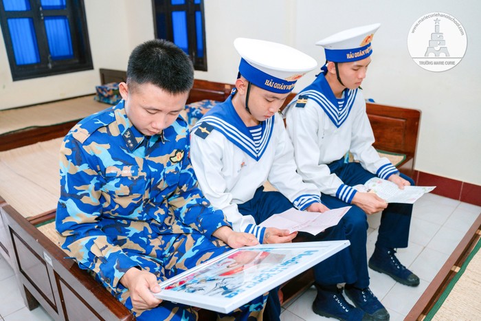 Hộp quà trái tim chứa đựng những lá thư tay và hạc giấy, bức tranh của các “cư dân” Marie Curie gửi tới các chiến sĩ ở đảo Trường Sa 3.jpg