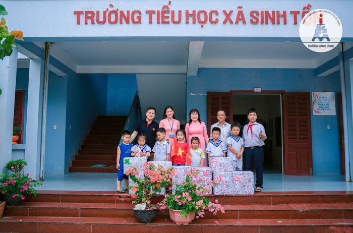 Trường Marie Curie đã tặng các thiết bị điện tử như: tivi, máy tính, máy in… hiện đại, bền đẹp để thầy trò ở các đảo có thêm phương tiện dạy và học 5.jpg