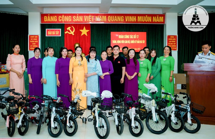 Thầy cô Marie Curie không chỉ mang tới bánh kẹo ngon mà còn tặng cả đồ chơi là thú bông, xe đạp… cho từng bé ở Trường Sa 9.jpg