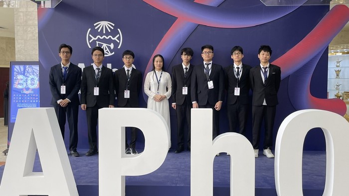 Từ trái qua phải: Phó Giáo sư, Tiến sĩ Đặng Đức Vượng, Phó Trưởng đoàn; em Trần Lê Thiện Nhân, em Lý Bá Khôi, em Trần Trung Hiếu, em Nguyễn em Ngọc Phương Anh, em Nguyễn Công Vinh, em Trương Đức Dũng, em Phan Quang Triết và em Nguyễn Thế Quân; Giáo sư, Tiến sĩ Lục Huy Hoàng, Trưởng đoàn. Ảnh 1.jpg