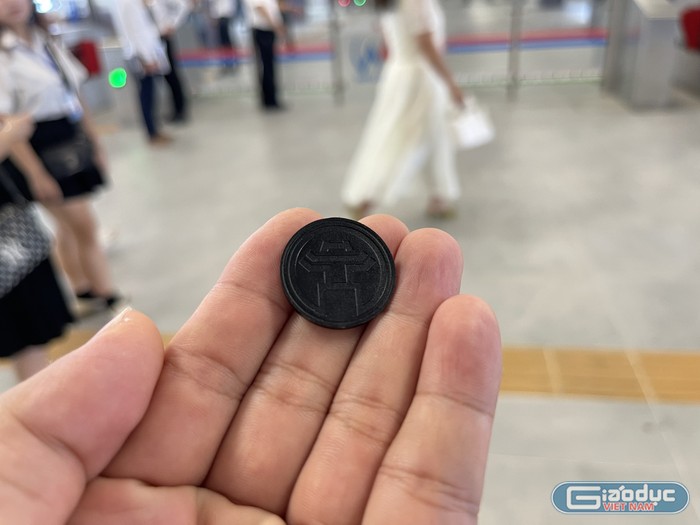 Thẻ đi tàu của đường sắt Nhổn - Ga Hà Nội có hình tròn, nhỏ như đồng xu và bên trên có hình ảnh Khuê Văn Các - biểu tượng của Hà Nội. GDVN_10.jpg