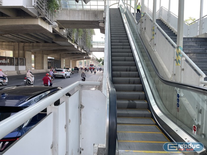 Lối thang cuốn lên xuống được dọn dẹp sạch sẽ GDVN_14.jpg
