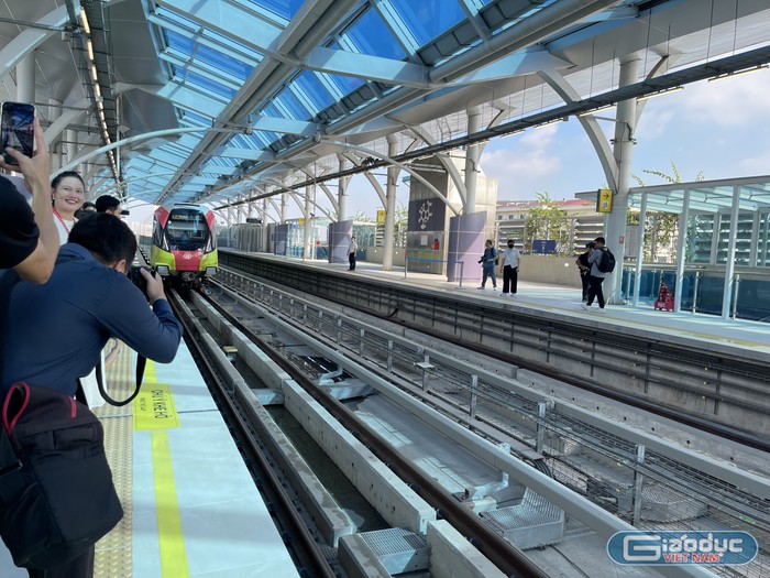 Người dân háo hức chờ tàu đến GDVN_9.jpg
