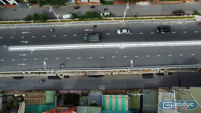 Người dân và các tài xế lái xe đều vui mừng vì sau gần 2 năm tái khởi động dự án mở rộng đường Âu Cơ, cảnh ùn tắc giờ cao điểm đã được giải quyết. GDVN_11.jpg