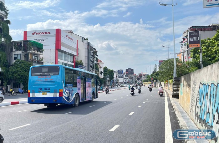 Khung cảnh thoáng đãng với lòng đường được mở rộng mỗi bên 4 làn xe. GDVN_14.jpg
