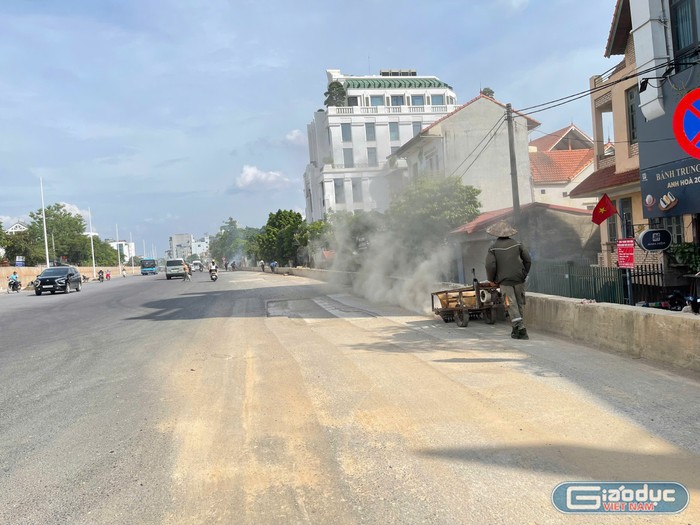 Một công nhân làm vệ sinh mặt đường. GDVN_16.jpg
