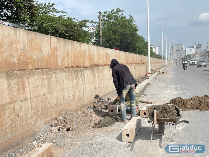 Một số công nhân khác hoàn thiện các công đoạn để chuẩn bị lát đá vỉa hè. GDVN_17.jpg