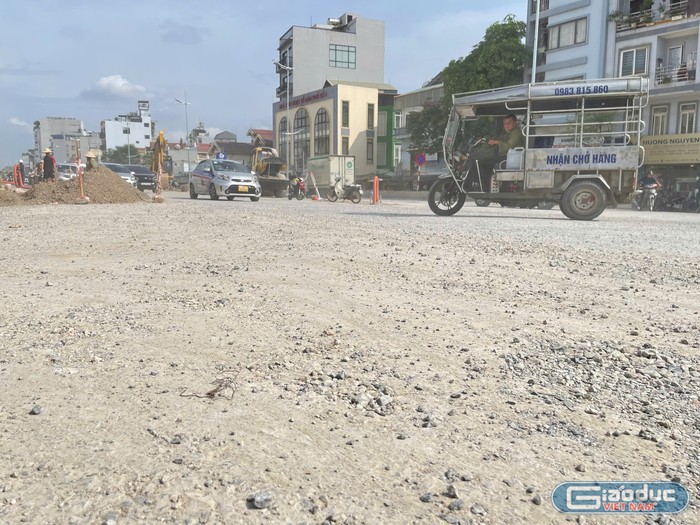 Một đoạn đường chờ rải thảm. GDVN_18.jpg