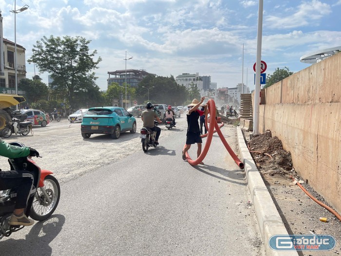 Công nhân rải ống chờ để đi dây cáp chiếu sáng. GDVN_19.jpg
