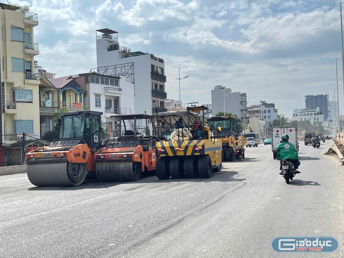 Xe lu và máy móc chuyên dụng tập kết trên đường Âu Cơ. GDVN_20.jpg