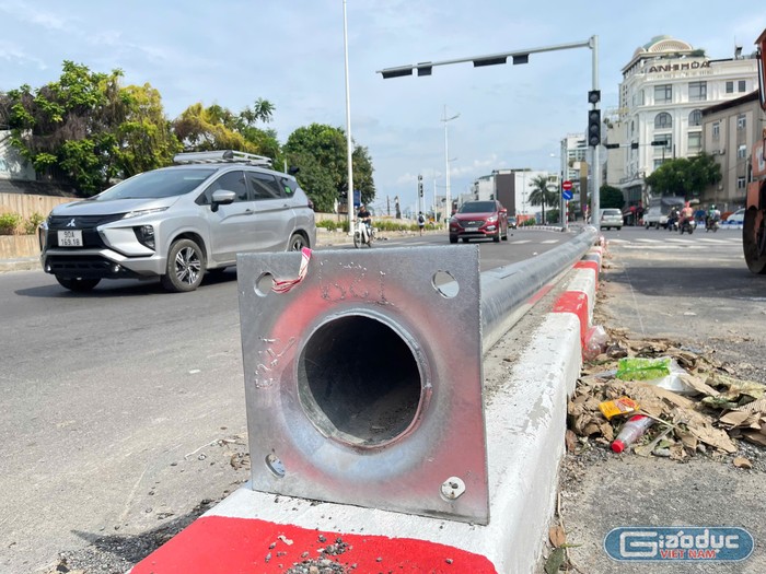 Một trụ đèn chiếu sáng chờ lắp đặt. GDVN_4.jpg