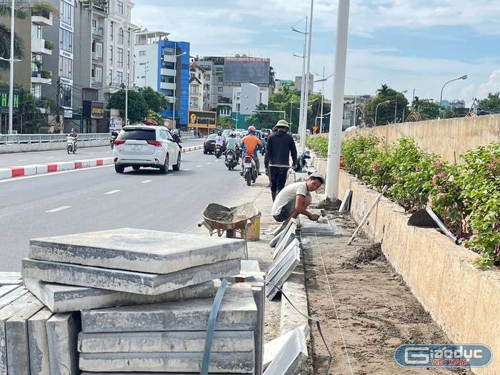 Đoạn đường từ chợ hoa Quảng An đến khu vực đường dẫn lên cầu Nhật Tân vẫn đang trong giai đoạn hoàn thiện. GDVN_6.jpg