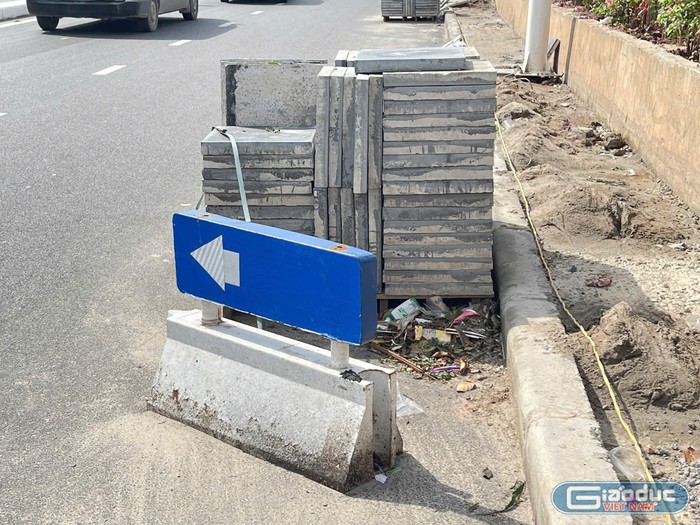 Vật liệu lát vỉa hè được tập kết, có biển chỉ dẫn phát quang để tránh va chạm. GDVN_7.jpg