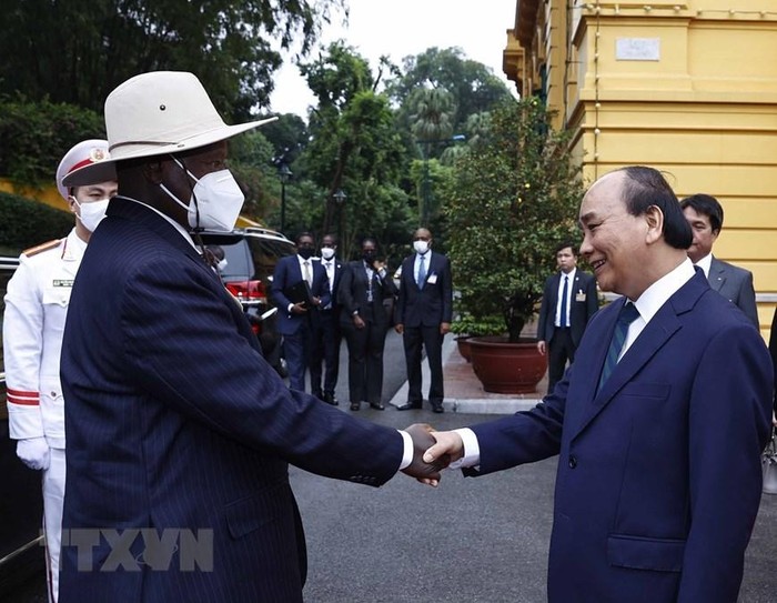 Chủ tịch nước Nguyễn Xuân Phúc đón Tổng thống Uganda Yoweri Kaguta Museve. (Ảnh: TTXVN)