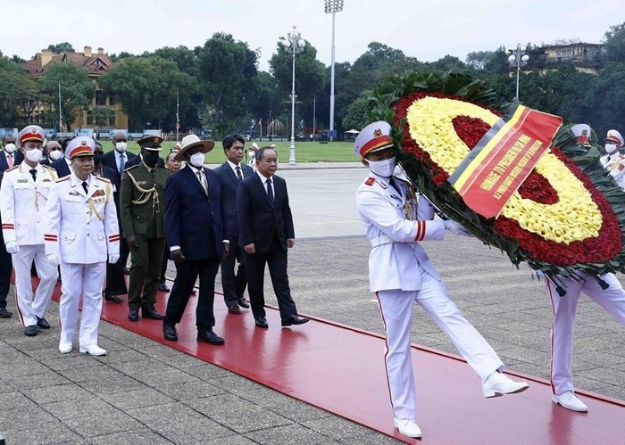 Trước đó, Tổng thống Uganda Yoweri Kaguta Museveni đến đặt vòng hoa và vào Lăng viếng Chủ tịch Hồ Chí Minh. (Ảnh: TTXVN)