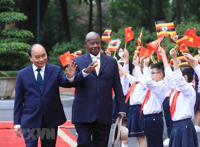 Chủ tịch nước Nguyễn Xuân Phúc và Tổng thống Uganda Yoweri Kaguta Museve với thiếu nhi Hà Nội tại lễ đón. (Ảnh: TTXVN)