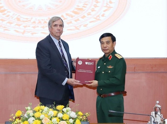 Thượng Nghị sỹ Hoa Kỳ Jeff Merkley trao cho Bộ trưởng Quốc phòng Phan Văn Giang cuốn sổ ghi thông tin các liệt sỹ, bộ đội Việt Nam trong chiến tranh. (Ảnh: Trọng Đức/TTXVN)