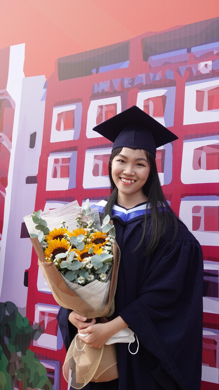 Lê Phạm Nguyệt Thương tại buổi lễ tốt nghiệp ở trường (ảnh: B.Ngọc)