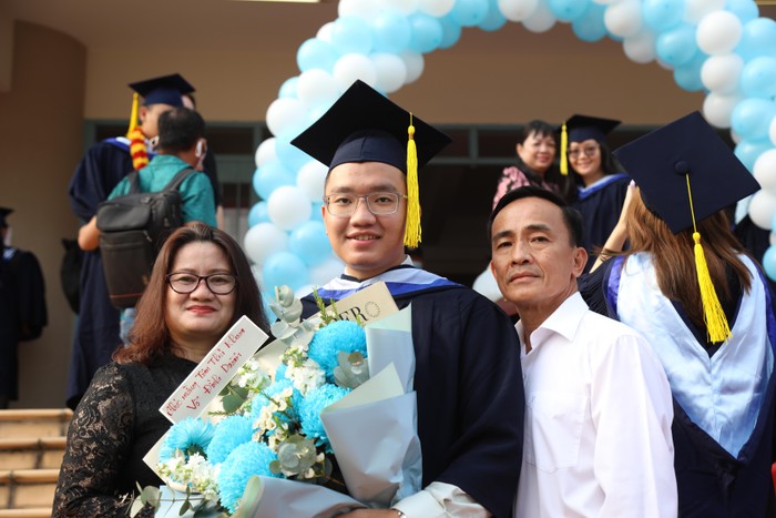 Võ Đình Doãn và bố mẹ tại lễ tốt nghiệp (ảnh: B.Ngọc)